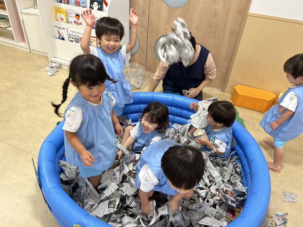 新聞遊び（2歳児　ひよこ組）